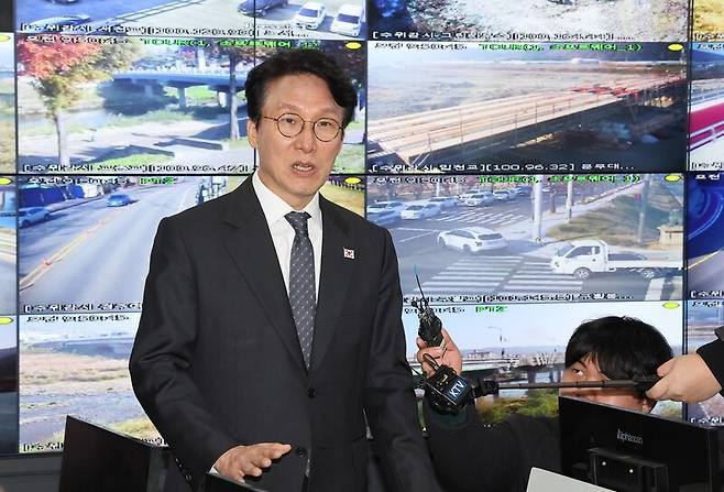 지난 20일 경북 경주시청에서 김민석 국무총리가 APEC 개최를 위해 고생한 직원을 격려하고 있다. 연합뉴스