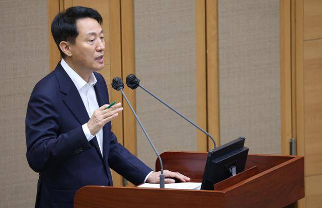 오세훈 서울시장이 20일 중구 서울시의회에서 열린 제333회 정례회 제3차 본회의에서 이영실 더불어민주당 시의원의 한강버스 관련 질의에 답하고 있다. 연합뉴스