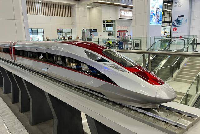 지난 5월 인도네시아 자카르타 할림역 역사 내에 동남아시아 첫 고속철도인 '후시' 열차 모형이 전시돼 있다. 자카르타=허경주 특파원