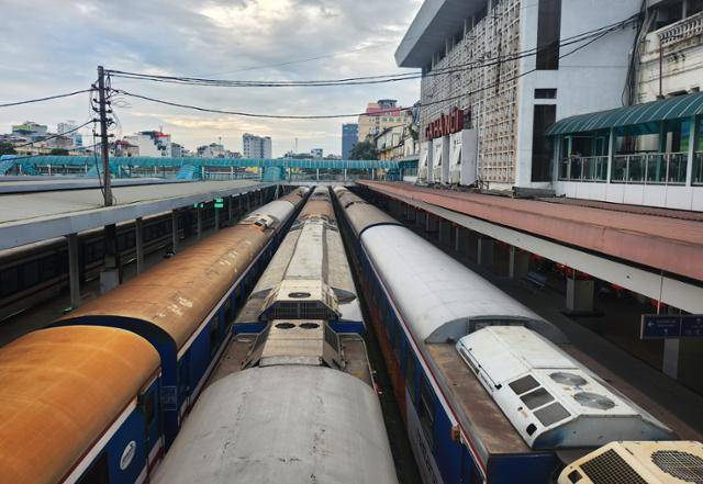 지난 6월 베트남 하노이역에 열차가 정차해 있다. 하노이=허경주 특파원