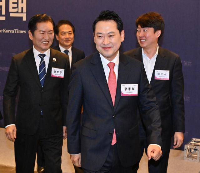 여야 대표를 비롯한 참석자들이 20일 서울 여의도 FKI플라자 그랜드볼룸에서 격랑의 세계, 한국의 선택을 주제로 열린 2025 코라시아포럼에서 기념촬영을 마치고 행사장으로 이동하고 있다. 왼쪽부터 정청래 더불어민주당 대표, 이성철 한국일보 사장, 장동혁 국민의힘 대표, 이준석 개혁신당 대표. 뉴스1