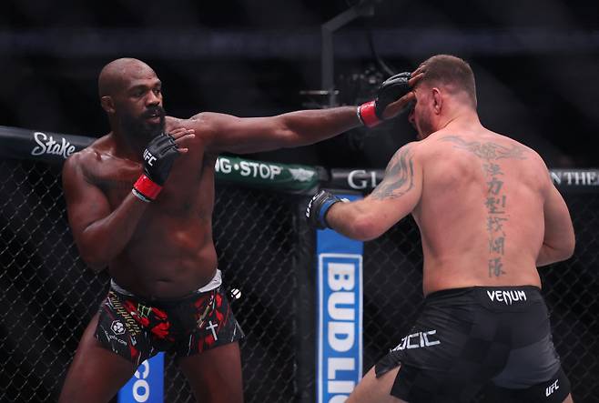 존 존스(왼쪽)가 미오치치를 꺾고 UFC 헤비급 타이틀 1차 방어에 성공했다. 사진=로이터 연합뉴스