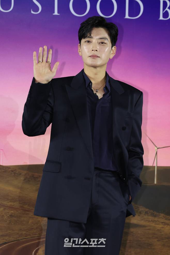 배우 장승조가 5일 오전 서울 용산구 CGV용산아이파크몰에서 열린 넷플릭스 오리지널 시리즈 '당신이 죽였다' 제작발표회에 참석해 포토타임을 갖고 있다. '당신이 죽였다'는 죽거나 죽이지 않으면 벗어날 수 없는 현실 앞에서 살인을 결심한 두 여자가 예상치 못한 사건에 휘말리며 벌어지는 이야기. 오는 7일 공개. 서병수 기자 qudtn@edaily.co.kr /2025.11.05/