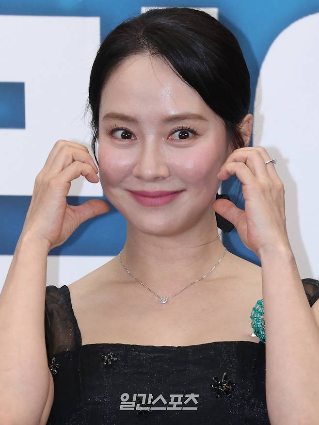 배우 송지효가 15일 오후 서울 마포구 스탠포드호텔에서 열린 JTBC 시사교양 프로그램 '딥 다이브 코리아: 송지효의 해녀 모험' 제작발표회에 참석해 포즈를 취하고 있다. '딥 다이브 코리아: 송지효의 해녀 모험'은 제주에서 해녀 물질에 도전하고 그들과 진정한 유대감을 형성해 나가는 여정을 그린 다큐멘터리 프로그램. 서병수 기자 qudtn@edaily.co.kr /2025.05.15/