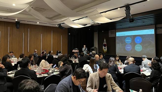 지난 20일 그라벨호텔제주에서 열린 제24차 제주관광포럼. 제주자치도와 제주도관광협회가 ‘외국인 관광객 3,000만 시대’ 대응 전략을 논의한 자리로, 일본·중국 등 해외 협력기관도 참석해 글로벌 인바운드 시장 변화와 제주관광의 구조 전환 과제를 함께 짚었다. (제주도관광협회 제공)