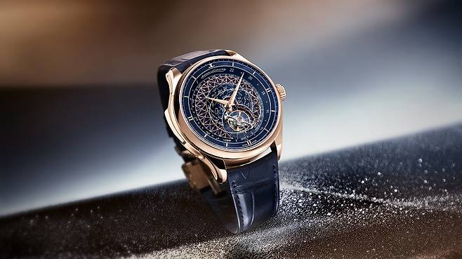 케이스 소재는 핑크 골드이며, 지름 45㎜, 두께 16.05㎜ 크기로 제작됐다. 사진 예거 르쿨트르