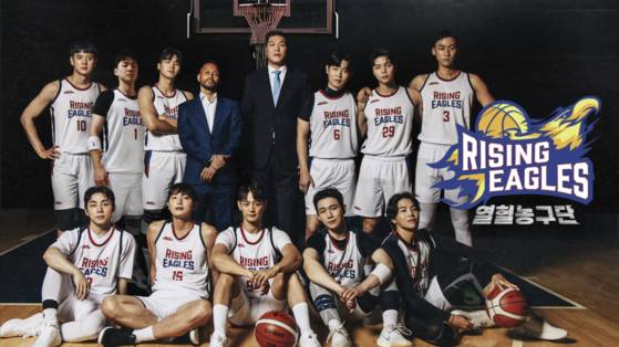 SBS에서 29일부터 방영하는 스포츠예능 '열혈농구단: 라이징이글스' 선수단과 서장훈 전 농구선수(가운데)의 모습. 사진 SBS 홈페이지 캡처
