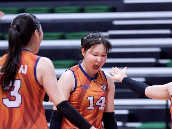 MBC에서 지난 9월부터 방영한 스포츠예능 '신인감독 김연경'에서 경기 중인 인쿠시(왼쪽), 구솔 선수의 모습. 권락희 PD는 "중간중간 기존의 배구 중계에서는 볼 수 없었던 컷들을 담아내고 편집하는 데서 피디들도 아주 큰 재미를 느꼈다"고 전했다. 사진 MBC