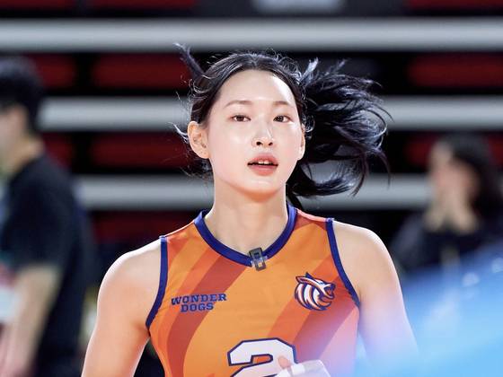 MBC에서 지난 9월부터 방영한 스포츠예능 '신인감독 김연경'에서 이진 선수의 모습. 선수복에 핀 마이크를 달고 뛰는 모습이다. 사진 MBC