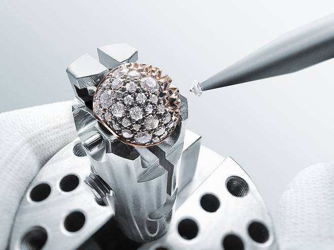 케이스와 스트랩(또는 브레이슬릿)을 연결하는 러그 볼. 크기가 다른 다이아몬드를 스노 세팅했다. 7가지 모든 모델에 동일하게 적용됐다. 사진 브레게