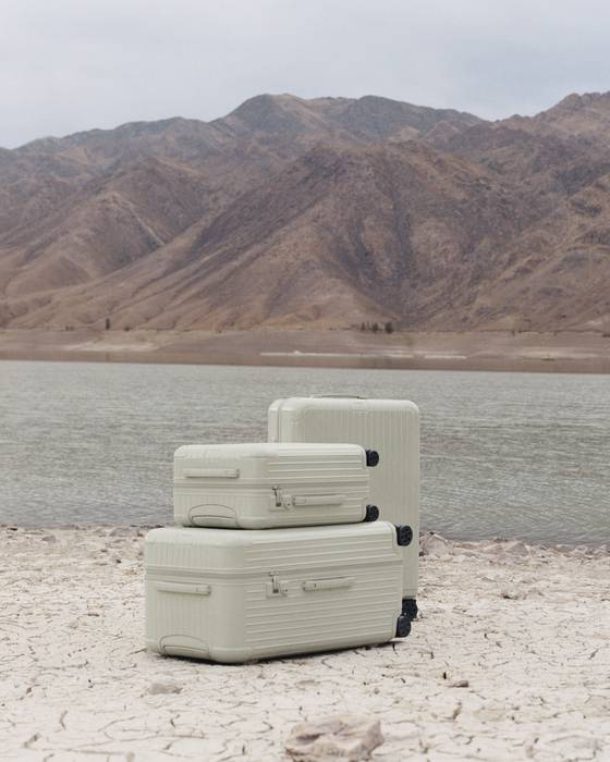 뉴트럴 톤의 클레이 컬러는 천연 점토를 떠오르게 한다. 사진 리모와