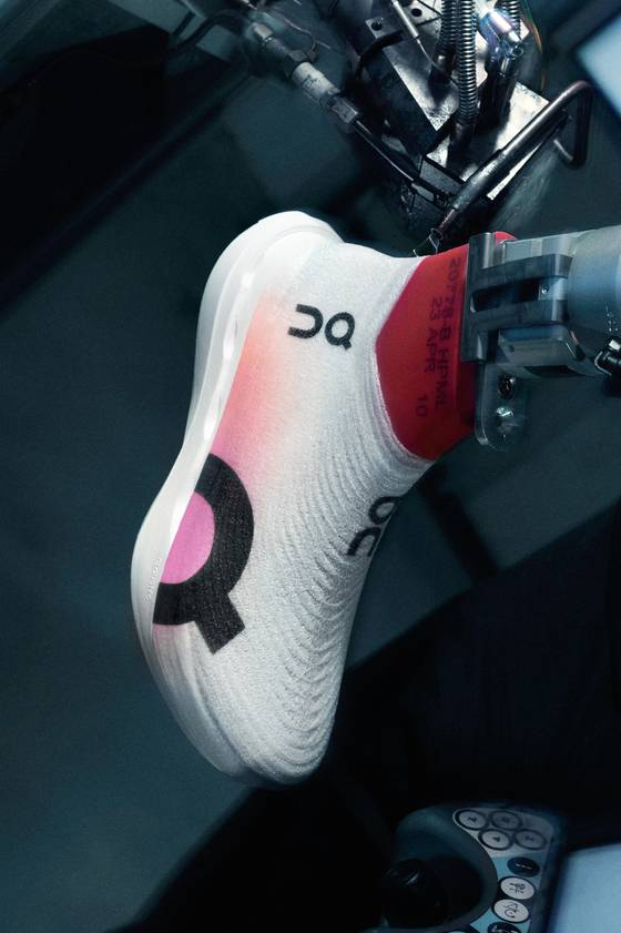 170g 무게의 레이싱화 클라우드붐 스트라이크 LS. 자체 개발한 라이트스프레이(LightSpray™) 기술로 3분만에 생산할 수 있다. 사진 온(On)