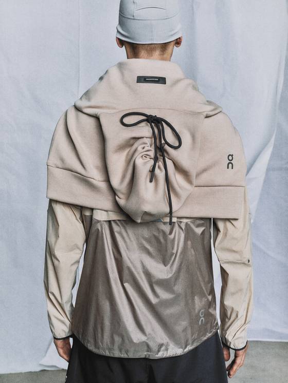 스위스 브랜드 특유의 차분한 컬러와 뛰어난 소재는 혁신적인 디자인을 만나 이들의 스포츠웨어를 특별하게 만든다. 사진 온(On)