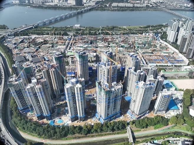 지난 9월 공사가 진행되고 있는 '반포 래미안 트리니원' 현장 전경. 삼성물산 제공