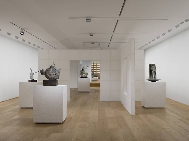 한옥의 개념을 빌려 디자인한 타데우스 로팍 전시 전경.