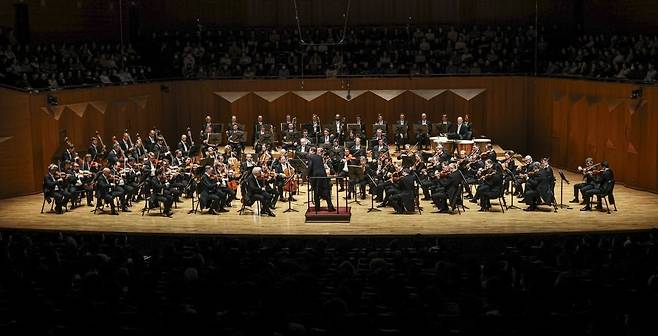 지난 20일 서울 예술의전당에서 열린 빈 필하모닉 오케스트라 공연에서 지휘자 크리스티안 틸레만과 단원들이 공연 중인 모습. 임형택 기자