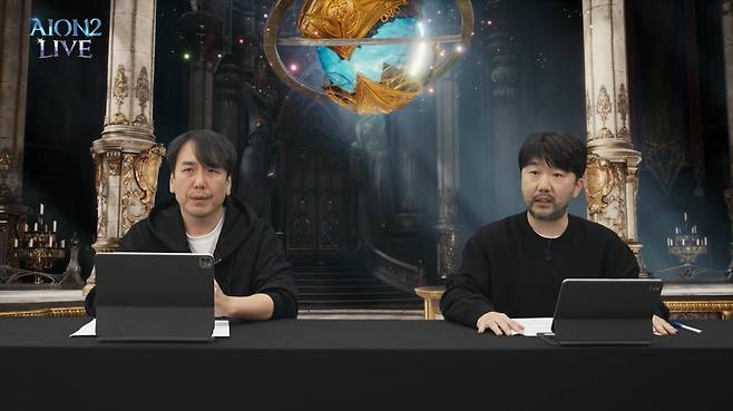 왼쪽부터 소인섭 엔씨소프트 사업실장과 김남준 아이온2 개발 PD가 21일 오후 아이온2 긴급 라이브 방송을 열고 '어비스 포인트 관련 시스템 어뷰징 문제'를 사과하고 있다. 사진=아이온2 유튜브 계정 갈무리