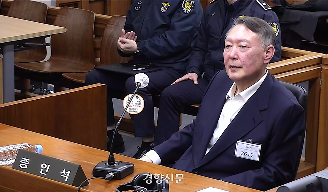 12·3 불법계엄 내란 우두머리 혐의로 기소된 윤석열 전 대통령이 지난 19일 서울중앙지법에서 열린 한덕수 전 국무총리의 내란 우두머리 방조 등 혐의 재판에 증인으로 출석해 발언하고 있다. 서울중앙지법 제공