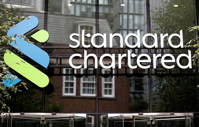 The Standard Chartered bank logo is seen at its London headquarters on July 26, 2022. [REUTERS/YONHAP]
