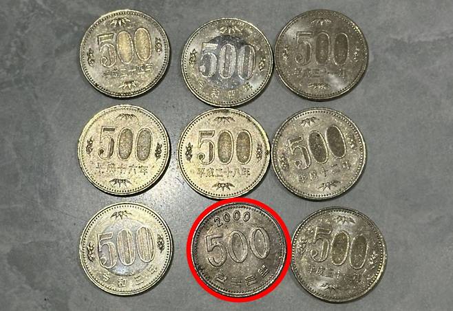 일본에서 500엔 동전 대신 한국의 500원짜리 동전을 받았다는 사례가 다시 늘고 있다는 보도가 나왔다. 500엔은 한화로 약 4700원이다. /사진=뉴시스