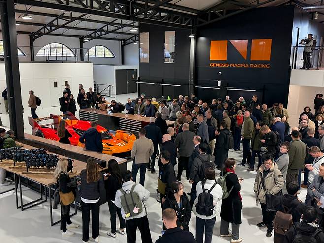 글로벌 취재진이 지난 20일(현지시간) 프랑스 폴 리카르 서킷 인근 GMR 워크샵에서 GMR-001을 구경하고 있다./사진= 임찬영 기자