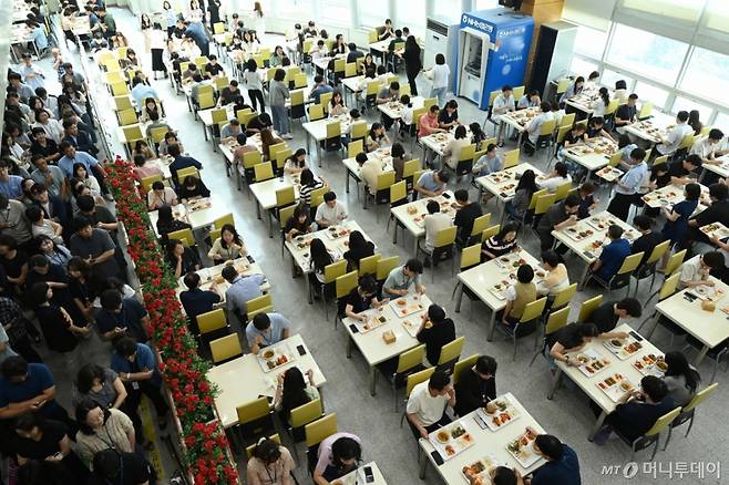 [용인=뉴시스] 김종택 기자 = 14일 경기 용인시청 구내식당에서 직원들이 점심식사를 하고 있다.  최근 계속되는 폭염과 외식 물가 상승의 영향으로 외부식당보다 구내식당이나 도시락으로 점심을 해결하는 사람들이 늘고 있다.   한편 일부 대학·공공기관 구내식당은 '가성비 맛집'으로 입소문이 나면서 외부 손님들로 북적이고 있다. 2025.07.14. jtk@newsis.com /사진=김종택