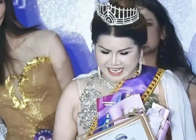 지난 16일 선전 ‘제28회 국제모델대회 중국 총결선’에서 논란이 된 수상자의 모습. 펑파이신문 캡처