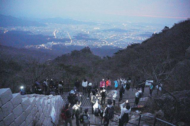 새벽에 출발해 산 정상에서 일출을 맞이하는 일출 산행.