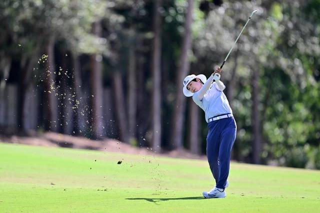 이소미가 21일(한국시간) 미국 플로리다주 네이플스의 티뷰론 골프클럽에서 열린 2025 LPGA투어 최종전 CME그룹 투어 챔피언십 1라운드 3번 홀에서 아이언샷을 하고 있다.  AFP 연합뉴스