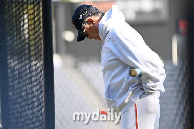 31일 대전 한화생명 볼파크 야구장에서 열린 '2025 신한 SOL 뱅크 KBO 한국시리즈 5차전' LG 트윈스와 한화 이글스 경기. 한화 김경문 감독이 경기 전 훈련을 지켜보며 싱각에 빠져있다./마이데일리