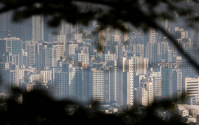 서울 남산에서 바라본 아파트의 모습. [연합]