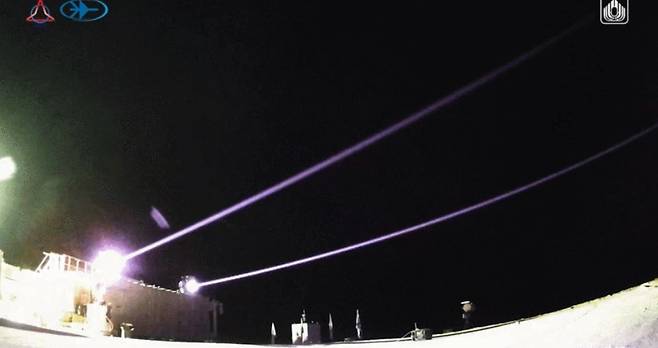 이스라엘 국영 방산기업 라파엘 어드밴스드 디펜스 시스템즈가 개발한 레이저 요격 시스템 ‘아이언빔’이 발사되고 있는 모습 [라파엘 제공]