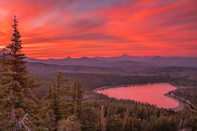 포틀랜드가 중심도시 역할을 하는 미국 개척자들의 땅 오리건주의 하트호수