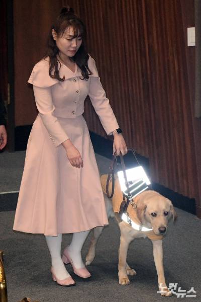 국민의힘 김예지 의원이 안내견 태백이와 이동하고 있다. 윤창원 기자