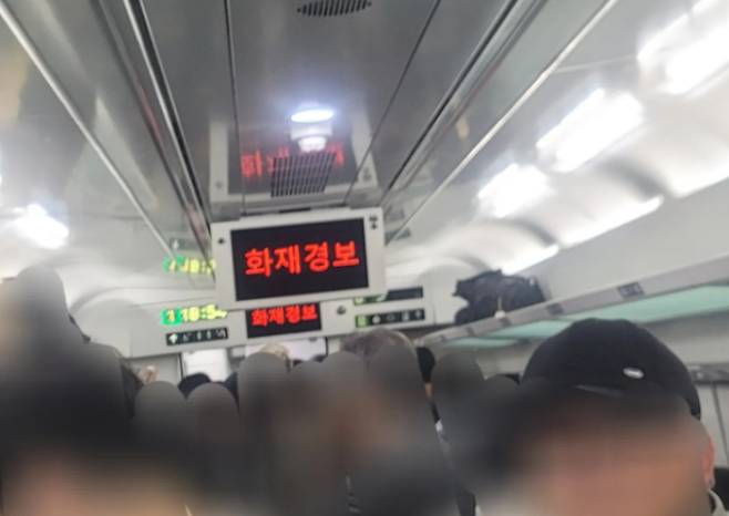 새마을호 내부에서 흡연한 승객을 제보한 SNS 게시글에 달린 댓글. 이 댓글에서 한 시민은 지난주 금요일 새마을호에서 흡연으로 실제 화재가 발생했다면서 당시 상황을 촬영한 사진을 공유했다. 쓰레드 캡쳐