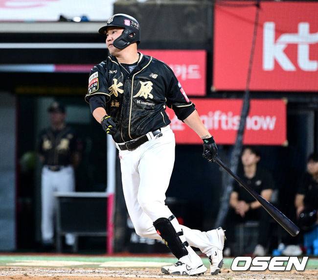 [OSEN=수원, 최규한 기자] 18일 수원 KT위즈파크에서 ‘2025 신한 SOL Bank KBO리그’ KT 위즈와 LG 트윈스의 더블헤더 2차전이 열렸다.홈팀 KT는 패트릭 머피, 방문팀 LG는 송승기를 선발로 내세웠다.6회말 1사 1, 2루 상황 KT 장성우가 추격의 1타점 적시타를 날리고 있다. 2025.09.18 / dreamer@osen.co.kr
