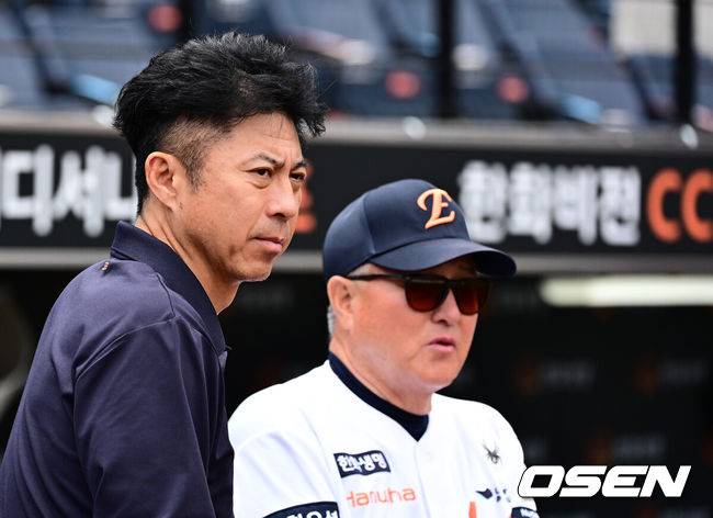 [OSEN=대전, 지형준 기자] 14일 대전 한화생명볼파크에서 2025 신한 SOL Bank KBO리그 한화 이글스와 LG 트윈스의 경기가 열렸다. 한화 손혁 단장과 김경문 감독이 이야기를 나누고 있다. 2025.06.14 /jpnews@osen.co.kr
