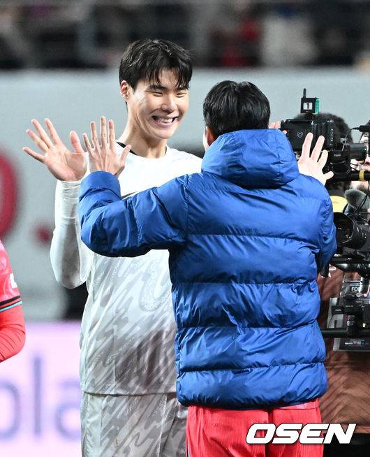 [OSEN=서울월드컵경기장, 이대선 기자] 홍명보호가 어려운 경기 끝에 2025년 마지막 A매치를 승리로 장식했다.홍명보 감독이 이끄는 한국 축구대표팀은 18일 오후 8시 서울월드컵경기장에서 열린&nbsp;11월 A매치 두 번째 친선경기에서&nbsp;'아프리카 강호' 가나를 상대로 1-0 승리했다.내달 2026 국제축구연맹(FIFA) 북중미 월드컵 조 추첨을 앞두고 열리는 마지막 평가전이었다.&nbsp;한국은 가나까지 잡아내면서 사상 최초로&nbsp;월드컵 포트 2를 확정하게 됐다.경기 종료 후 대한민국 송범근이 손흥민과 승리의 기쁨을 나누고 있다. 2025.11.18 /sunday@osen.co.kr