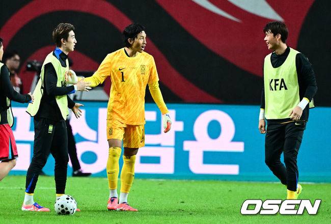 [OSEN=서울월드컵경기장, 지형준 기자] 한국 축구가 안방에서 '남미 강호' 파라과이를 물리치며 사상 최초의 2026 국제축구연맹(FIFA) 북중미 월드컵 포트 2 확보에 청신호를 켰다.한국 축구대표팀은 14일 오후 8시&nbsp;서울월드컵경기장에서 열린 A매치&nbsp;친선 경기에서 파라과이를 2-0으로 제압했다. 지난 10일 일본 원정에서 2-2로 비기고 온 파라과이는 한국에 덜미를 잡히며 10월 아시아 투어를 1무 1패로 마감하게 됐다.전반을 마치고 한국 김승규 골키퍼가 조현우, 송범근의 격려를 받고 있다. 2025.10.14. /jpnews@osen.co.kr