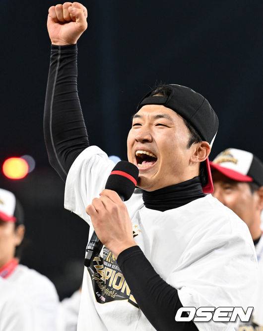 [OSEN=대전, 이대선 기자] 이변은 없었다. 2025시즌 우승팀은 무적 LG 트윈스다.&nbsp;프로야구 LG 트윈스는 31일 대전 한화생명볼파크에서 열린 2025 신한 SOL뱅크 KBO 한국시리즈(7전 4선승제) 한화 이글스와의 5차전에서 4-1로 승리했다.정규시즌 1위 LG는 시리즈 전적 4승 1패로 통합우승 금자탑을 쌓았다. LG의 통합우승은 1990년, 1994년, 2023년에 이은 통산 4번째로, 염경엽 감독은 2023년 부임 후 3년 사이 팀을 두 차례나 정상에&nbsp;올려놓는 위대한 업적을 달성했다. 2023년 1위, 2024년 3위, 2025년 1위로 KBO리그에 트윈스 왕조 시대를 활짝 열었다.&nbsp;반면 2위 한화는 플레이오프를 거쳐 2006년 이후 19년 만에 한국시리즈 무대를 밟았지만, LG의 벽을 넘지 못하며 1999년 이후 26년 만에 통산 두 번째 우승이 무산됐다.&nbsp;LG 오스틴이 우승 행사를 하고 있다. 2025.10.31 /sunday@osen.co.kr