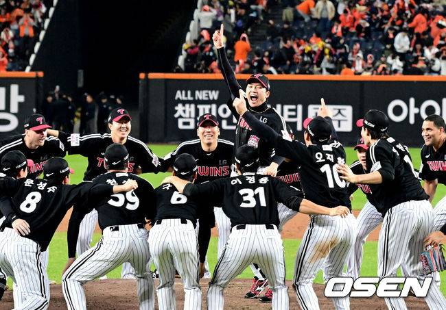 [OSEN=대전, 지형준 기자] 이변은 없었다. 2025시즌 우승팀은 무적 LG 트윈스다.&nbsp;프로야구 LG 트윈스는 31일 대전 한화생명볼파크에서 열린 2025 신한 SOL뱅크 KBO 한국시리즈(7전 4선승제) 한화 이글스와의 5차전에서 4-1로 승리했다.정규시즌 1위 LG는 시리즈 전적 4승 1패로 통합우승 금자탑을 쌓았다. LG의 통합우승은 1990년, 1994년, 2023년에 이은 통산 4번째로, 염경엽 감독은 2023년 부임 후 3년 사이 팀을 두 차례나 정상에&nbsp;올려놓는 위대한 업적을 달성했다. 2023년 1위, 2024년 3위, 2025년 1위로 KBO리그에 트윈스 왕조 시대를 활짝 열었다.&nbsp;반면 2위 한화는 플레이오프를 거쳐 2006년 이후 19년 만에 한국시리즈 무대를 밟았지만, LG의 벽을 넘지 못하며 1999년 이후 26년 만에 통산 두 번째 우승이 무산됐다.&nbsp;LG 선수들이 마운드에 모여 우승을 기뻐하고 있다. 2025.10.31 /jpnews@osen.co.kr