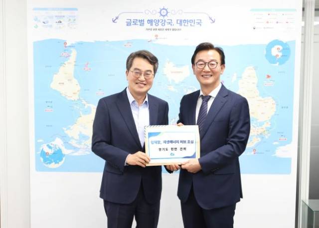 ▲21일 오후 김동연 경기도지사(왼쪽)가 전재수 해양수산부 장관에게 평택항, 재생에너지 허브 조성을위한 경기도 현안을 건의하고 있다. ⓒ경기도