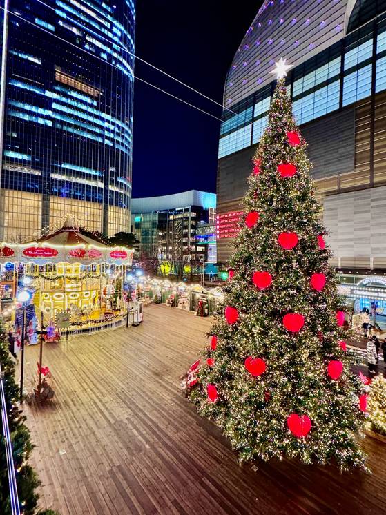 ‘롯데타운 크리스마스 마켓’의 대형 트리와 회전목마. 롯데백화점 제공