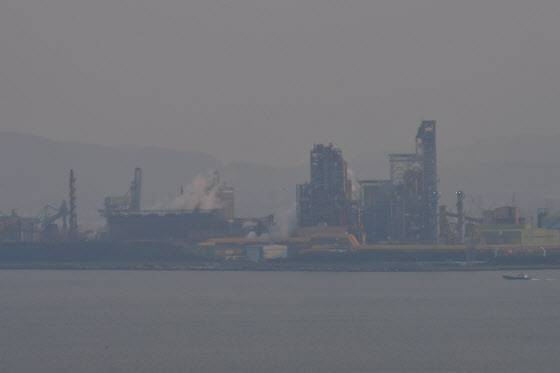 포스코 포항제철소 주변이 희뿌연 미세먼지에 뒤덮여 있다. 뉴스1