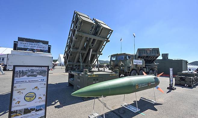 야외 전시장에 놓여있는 KTSSM과 발사대. 세계일보 자료사진