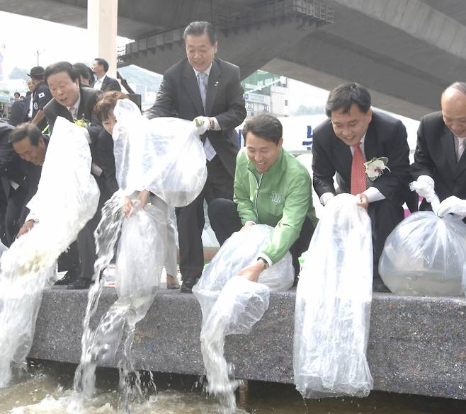 2008년 당시 오세훈(오른쪽 세 번째) 서울시장과 이성헌(두 번째·현 서대문구청장) 국회의원이 홍제천 복원을 위한 통수식에서 물을 붓고 있다. 서대문구 제공
