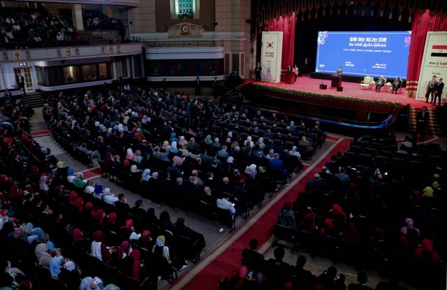 20일(현지시간) '함께 여는 빛나는 미래'를 주제로 한 이재명 대통령의 연설이 열린 카이로대학교 대강당이 학생들로 가득 차 있다. 연합뉴스