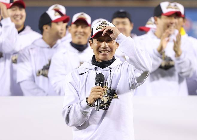 2023시즌을 앞두고 LG 지휘봉을 잡은 염경엽 감독은 첫 계약 기간 3년 동안 두 번의 통합 우승을 만들었다. 압도적인 성과를 앞세워 재계약에도 성공한 그는 이제 2년 전에 내세웠던 목표를 향해 다시 한 번 더 달려간다. 2026년에도 우승에 도전해 LG 왕조 구축의 기틀을 마련한다는 의지다. 지난 1일 잠실구장에서 열린 ‘한국시리즈 통합우승 IN 잠실’ 행사에서 인사말을 하고 있는 염 감독. 뉴시스