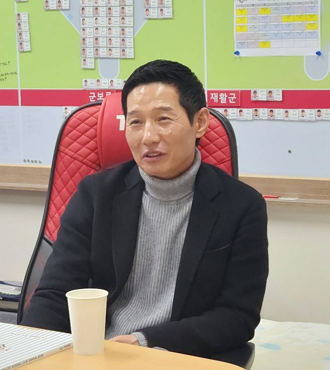 17일 잠실구장 감독실에서 스포츠동아와 인터뷰를 진행하고 있는 염경엽 LG 감독. 사진제공|LG 트윈스