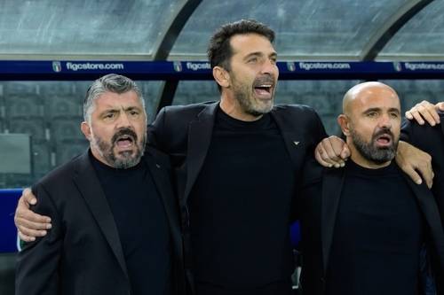 이탈리아 감독 젠나로 가투소(왼쪽)가 2025년 10월 14일 화요일 이탈리아 우디네의 블루에르기 스타디움에서 열린 이탈리아와 이스라엘 간의 2026년 월드컵 I조 예선 축구 경기 시작 전 잔루이지 부폰(가운데)과 함께 서 있다. AP연합뉴스